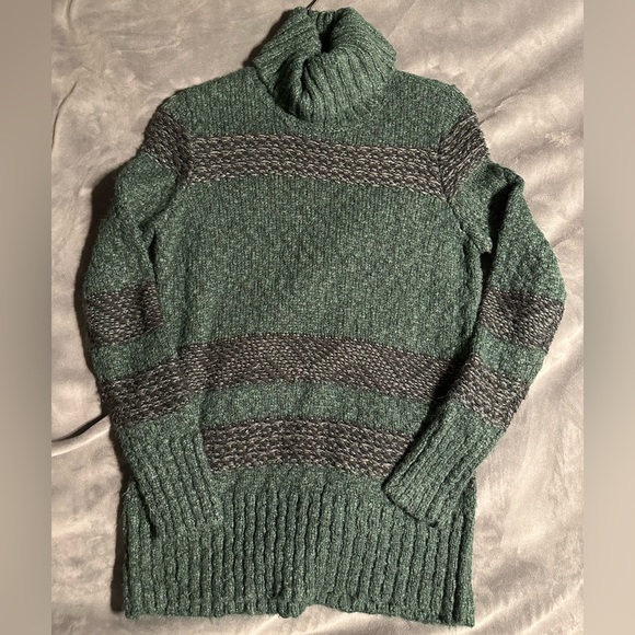 Universal thread turtle neck sweater - Picture 1 of 2